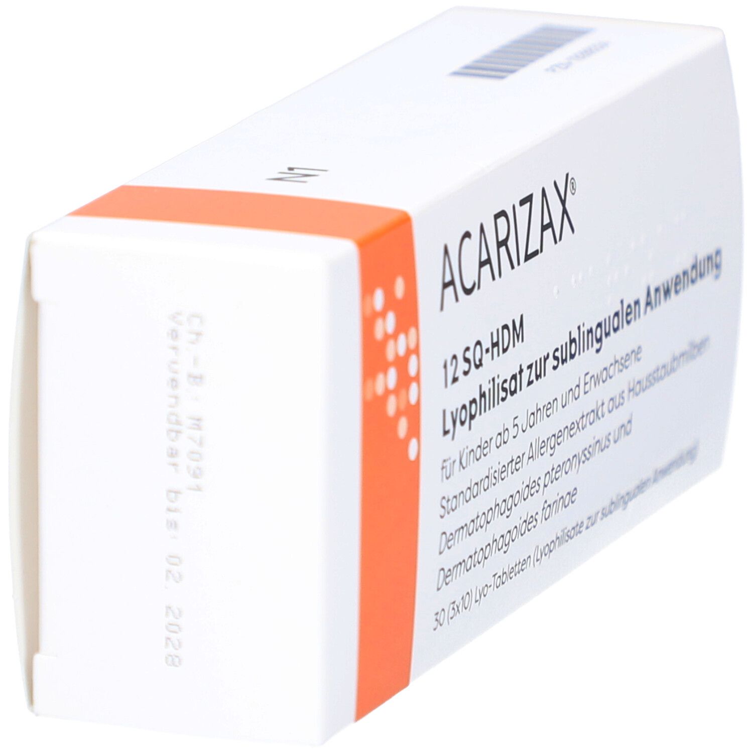 ACARIZAX-Verpackung, schräg. Weiß mit orangefarbenem Streifen. Text: ACARIZAX, 12 SQ-HDM, Lyophilisat zur sublingualen Anwendung.