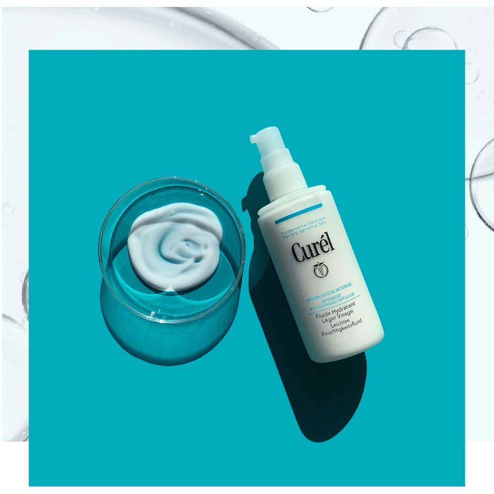 Weißes Feuchtigkeitsfluid neben einer Schale mit Creme auf blauem Hintergrund. Aufschrift: Curél, Hydratation Intense, Leichte Feuchtigkeitsfluid.