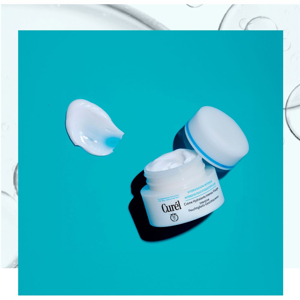 Creme-Dose und Klecks Creme. Aufschrift: Curél, Crème Hydratante Intense Visage. Türkis-blauer Hintergrund.