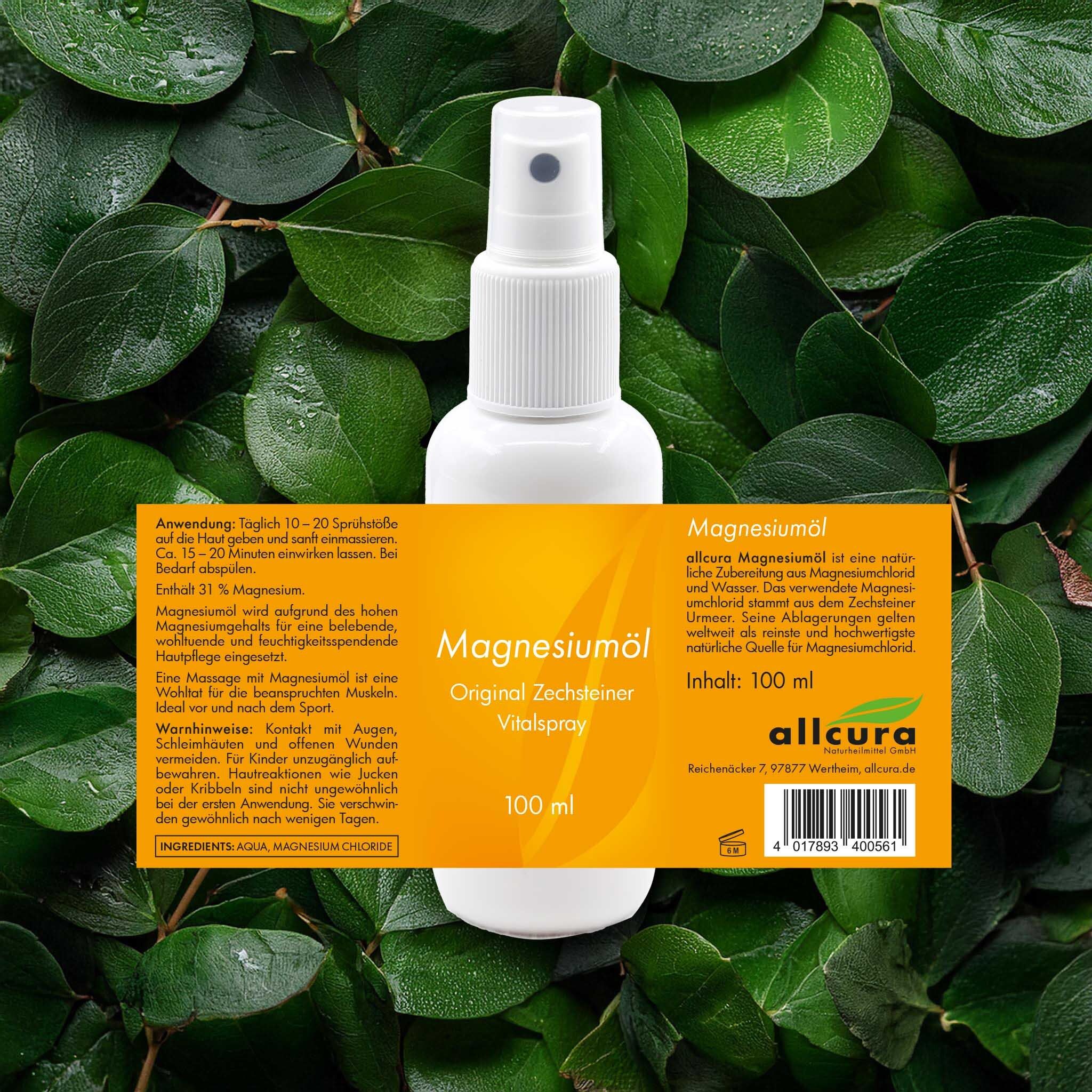 Weiße Sprühflasche mit gelbem Etikett, umgeben von grünen Blättern. Beschriftung: Magnesiumöl, 100 ml, allcura.