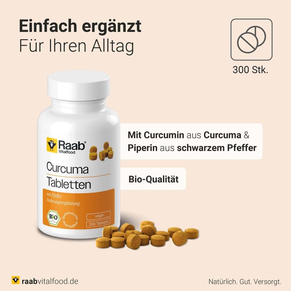 Flasche Raab Vitalfood Curcuma Tabletten mit Tabletten daneben. Text: „Mit Curcumin aus Curcuma & Piperin aus schwarzem Pfeffer“. Bio-Qualität.