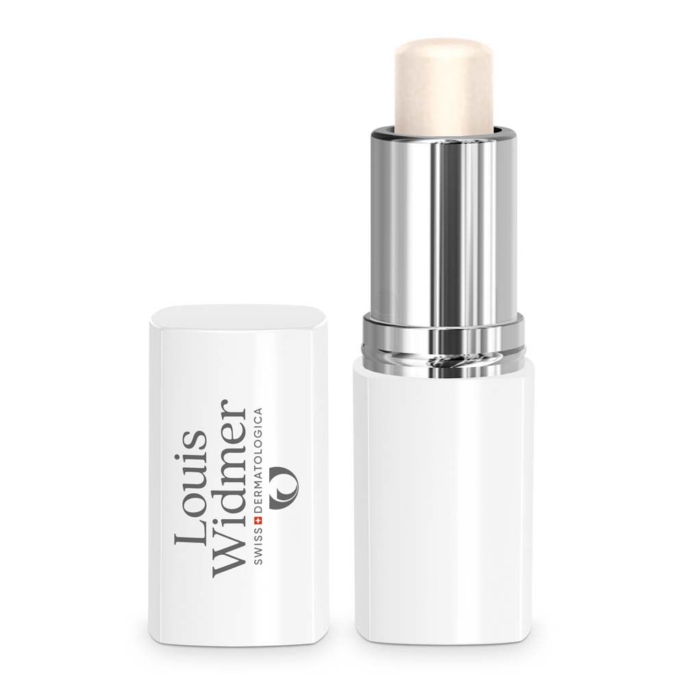 Weißer Lippenpflegestift, geöffnet. Silberne Hülse, Lippenbalsam sichtbar.