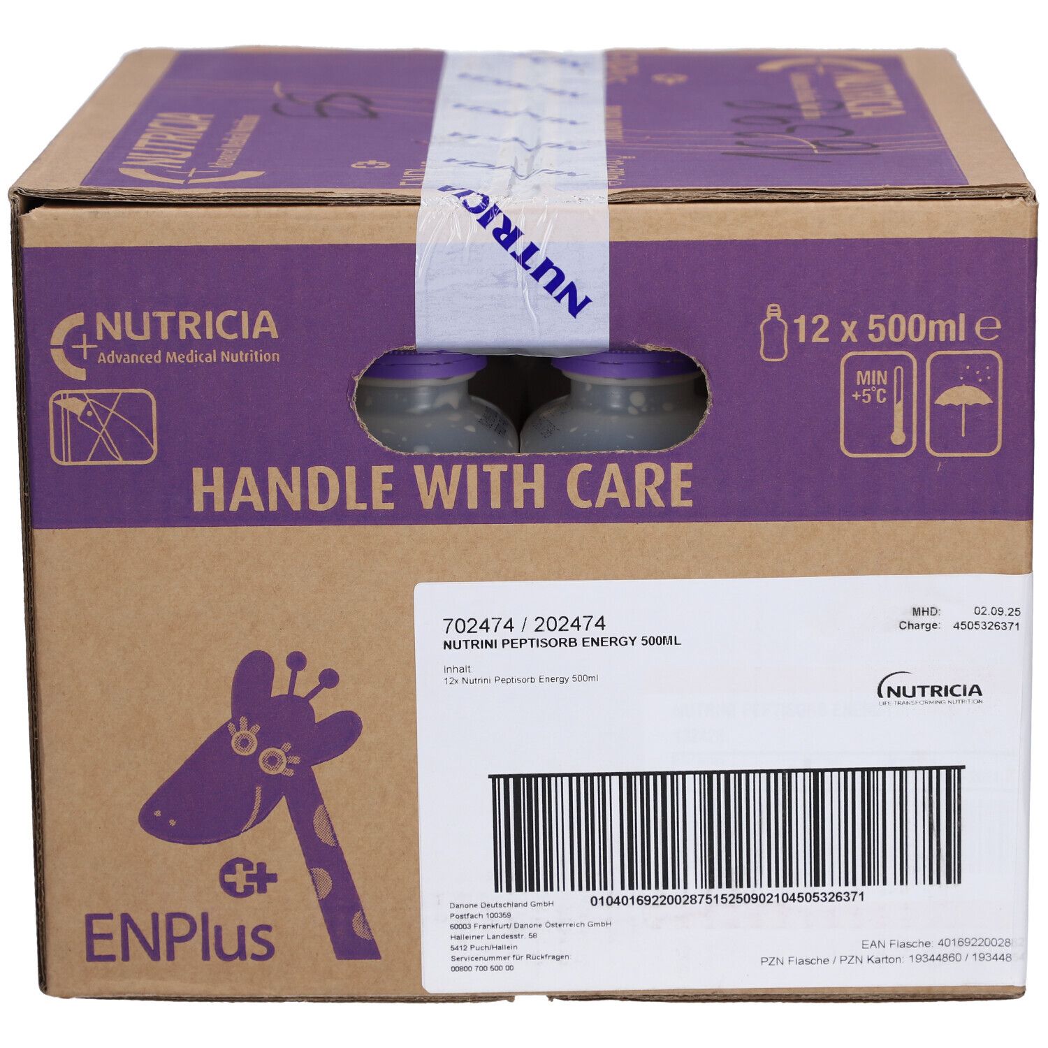 Karton mit 12 Flaschen Nutrini Peptisorb Energy. Aufdrucke: Nutricia, ENPlus, 12 x 500ml, Handle with care.