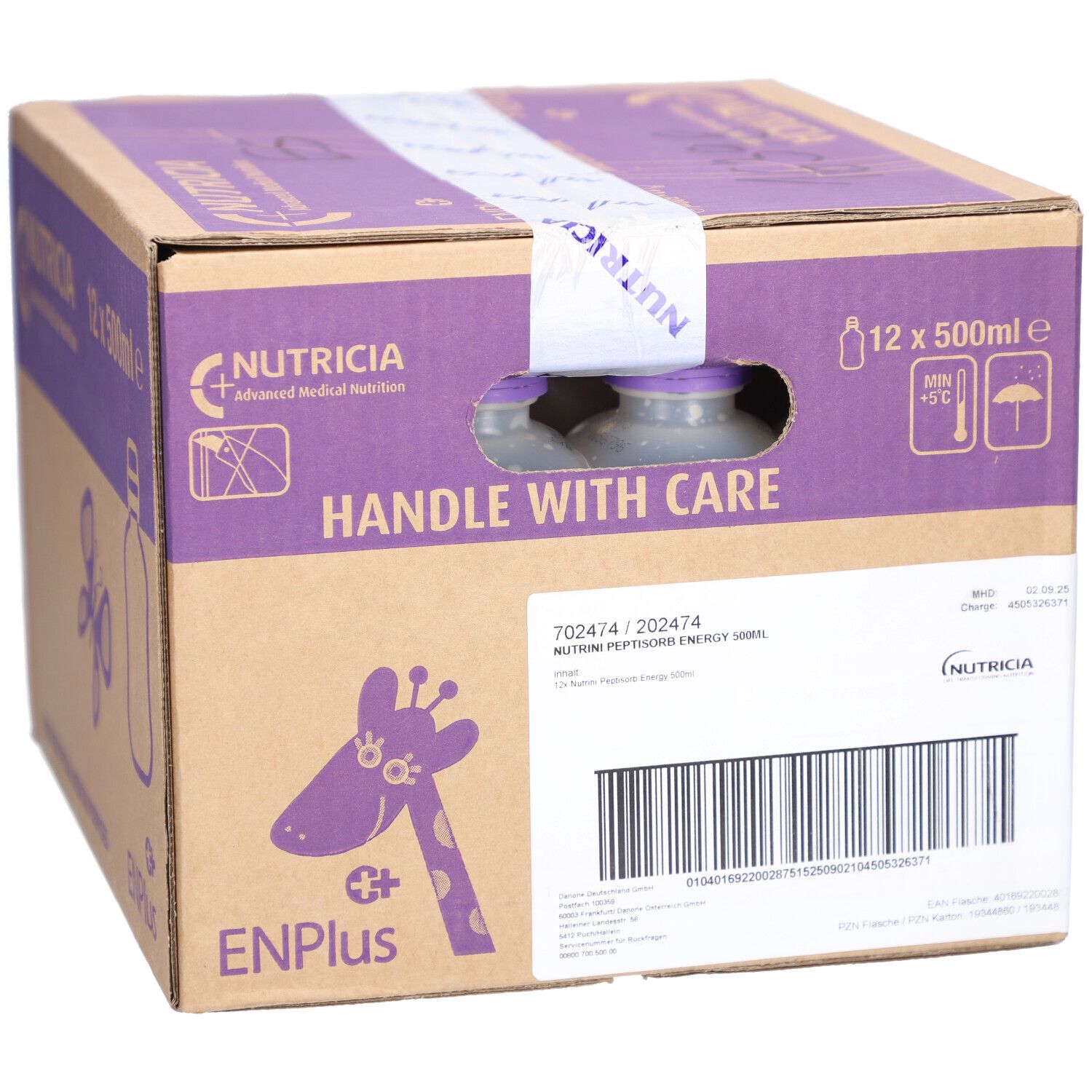 Karton mit 12 Flaschen Nutrini Peptisorb Energy. Aufdrucke: Nutricia, ENPlus, 12 x 500ml, Handle with care.