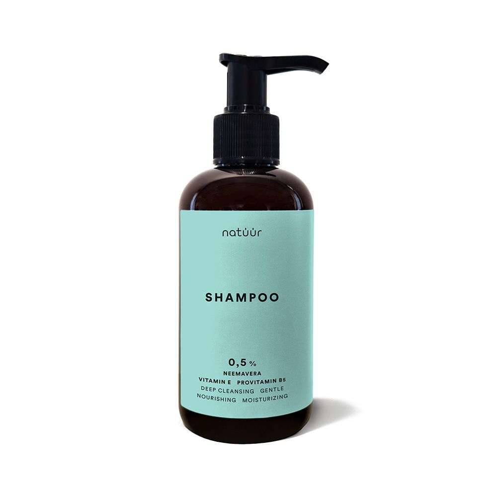 Braune Flasche mit schwarzem Pumpkopf. Aufkleber mit "natüür" und "SHAMPOO". Text: 0,5%, NeemAvera, Vitamin E, Provitamin B5, Deep Cleansing, Nourishing, Moisturizing.