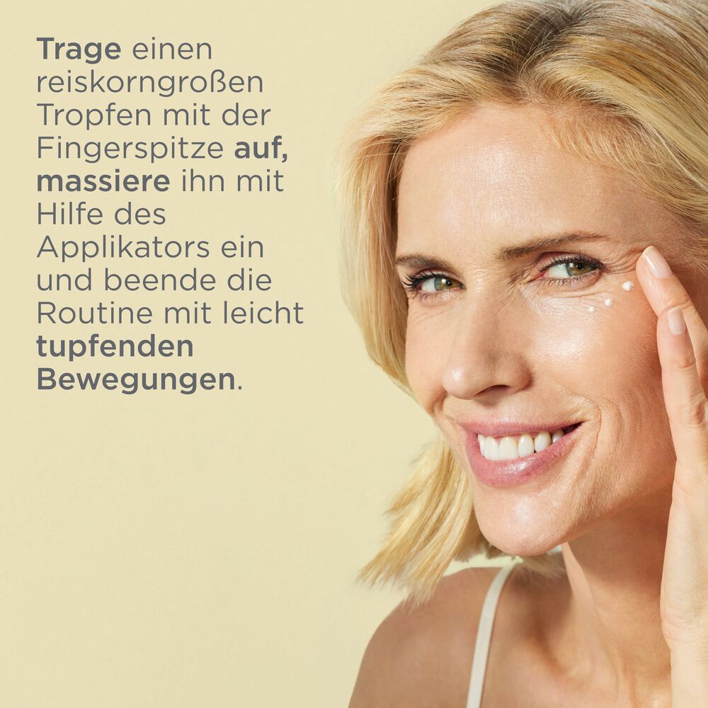 Frau trägt Isdin Isdinceutics K-ox Eyes Augencreme mit dem Keramik-Applikator auf.