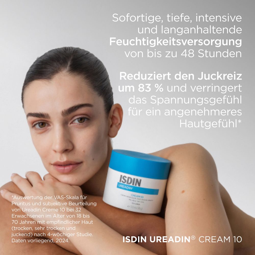 Frau hält Creme-Dose mit blauem Deckel. Aufschrift: ISDIN UREADIN CREAM 10. Text: Feuchtigkeitsversorgung bis zu 48 Stunden.