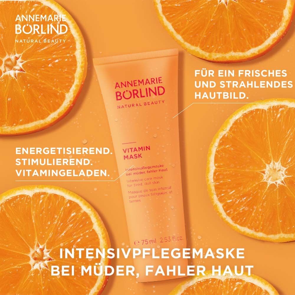 Orangefarbene Tube mit Vitamin Maske. Orangenstücke im Hintergrund. Text: Annemarie Börlind.