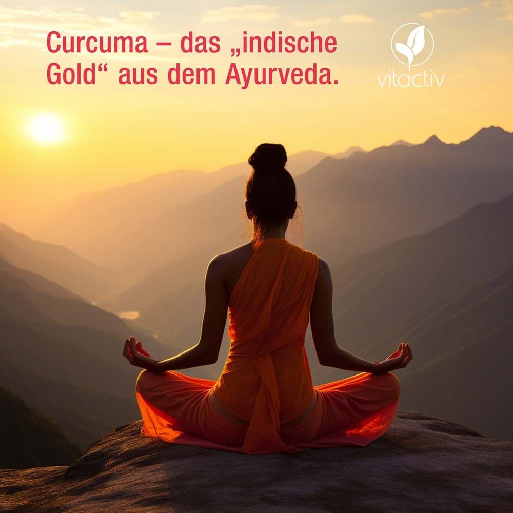 Person sitzt in Meditationshaltung auf einem Felsen. Sonnenuntergang im Hintergrund. Trägt orangefarbenes Gewand.