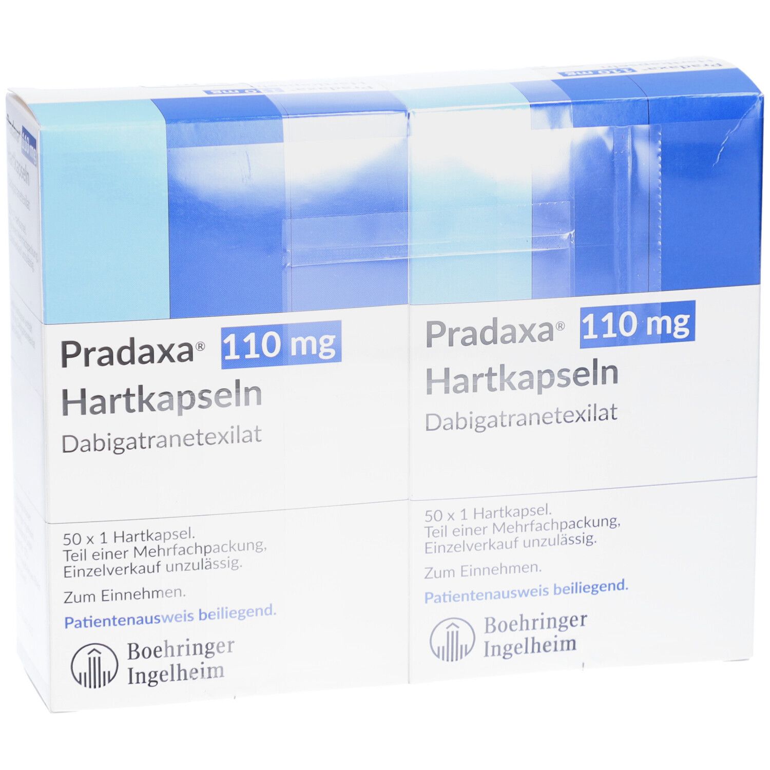 Zwei Packungen PRADAXA 110 mg Hartkapseln. Blaue und weiße Schachteln mit Produktinformationen und Logo von Boehringer Ingelheim.