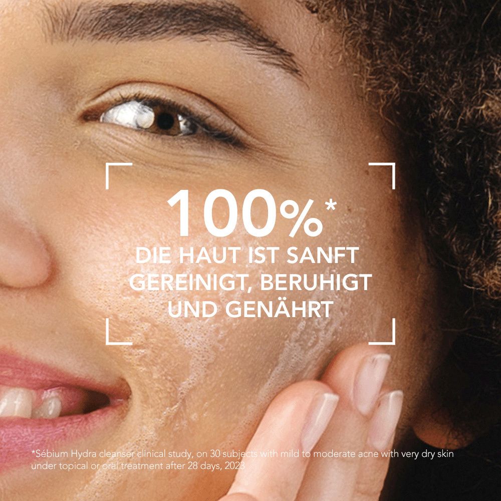 Nahaufnahme eines Gesichts. Text: 100% die Haut ist sanft gereinigt, beruhigt und genährt.