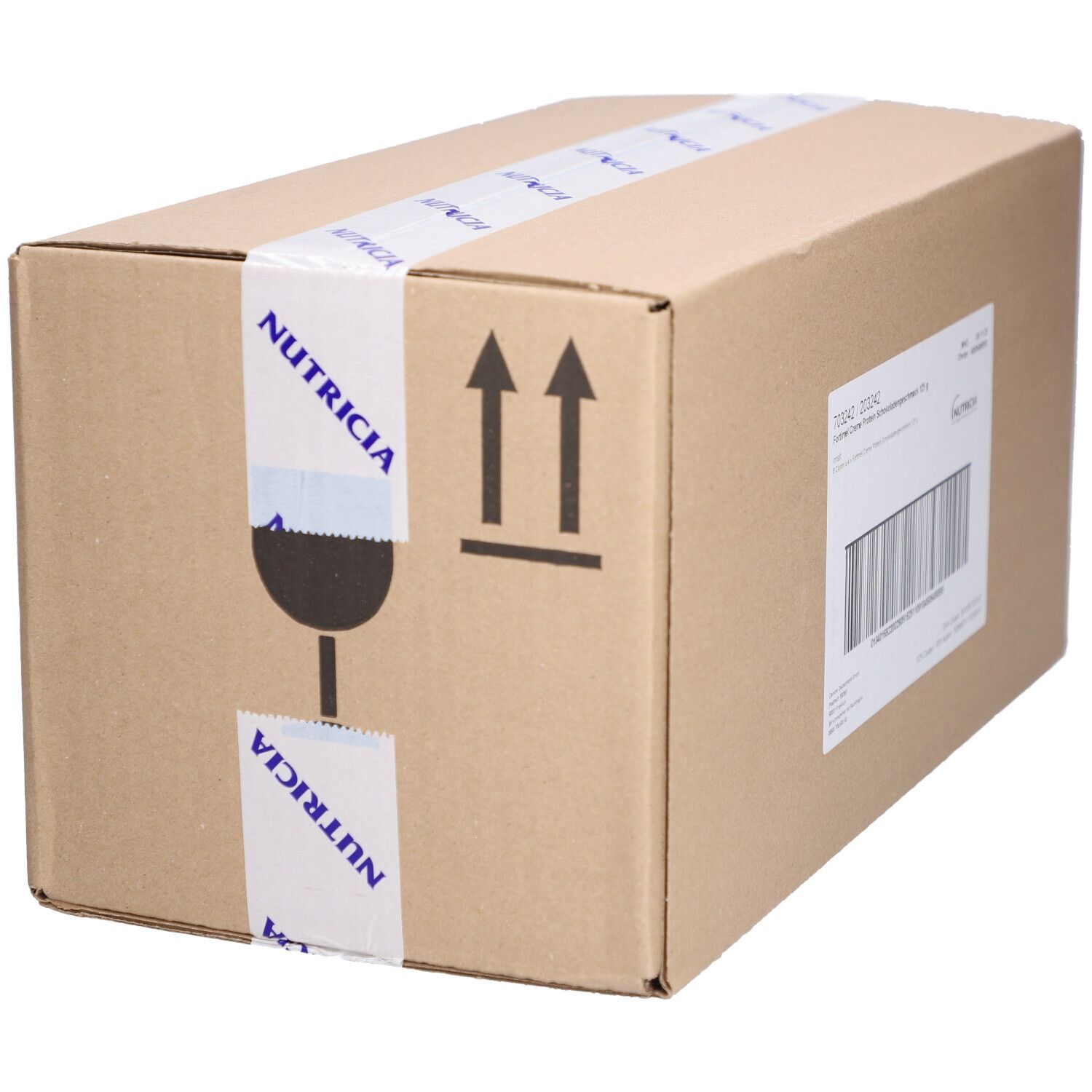 Braune Kartonverpackung mit Nutricia-Logo auf Klebeband. Pfeil- und Glas-Symbol. Aufkleber mit Nutricia-Logo.