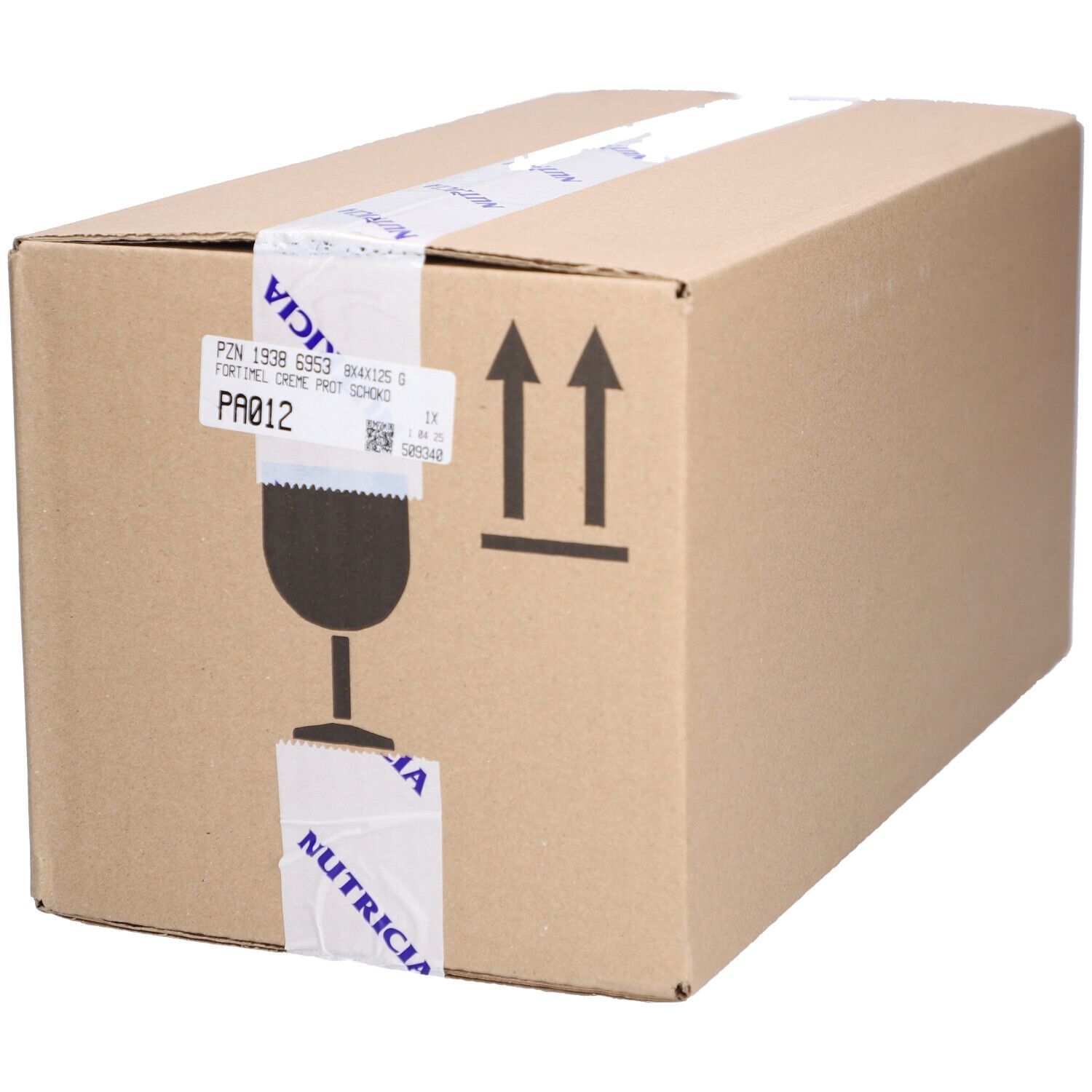 Braune Kartonverpackung mit Produktinformationen und Nutricia-Logo. Pfeil- und Glas-Symbol. Aufkleber mit Nutricia-Logo.