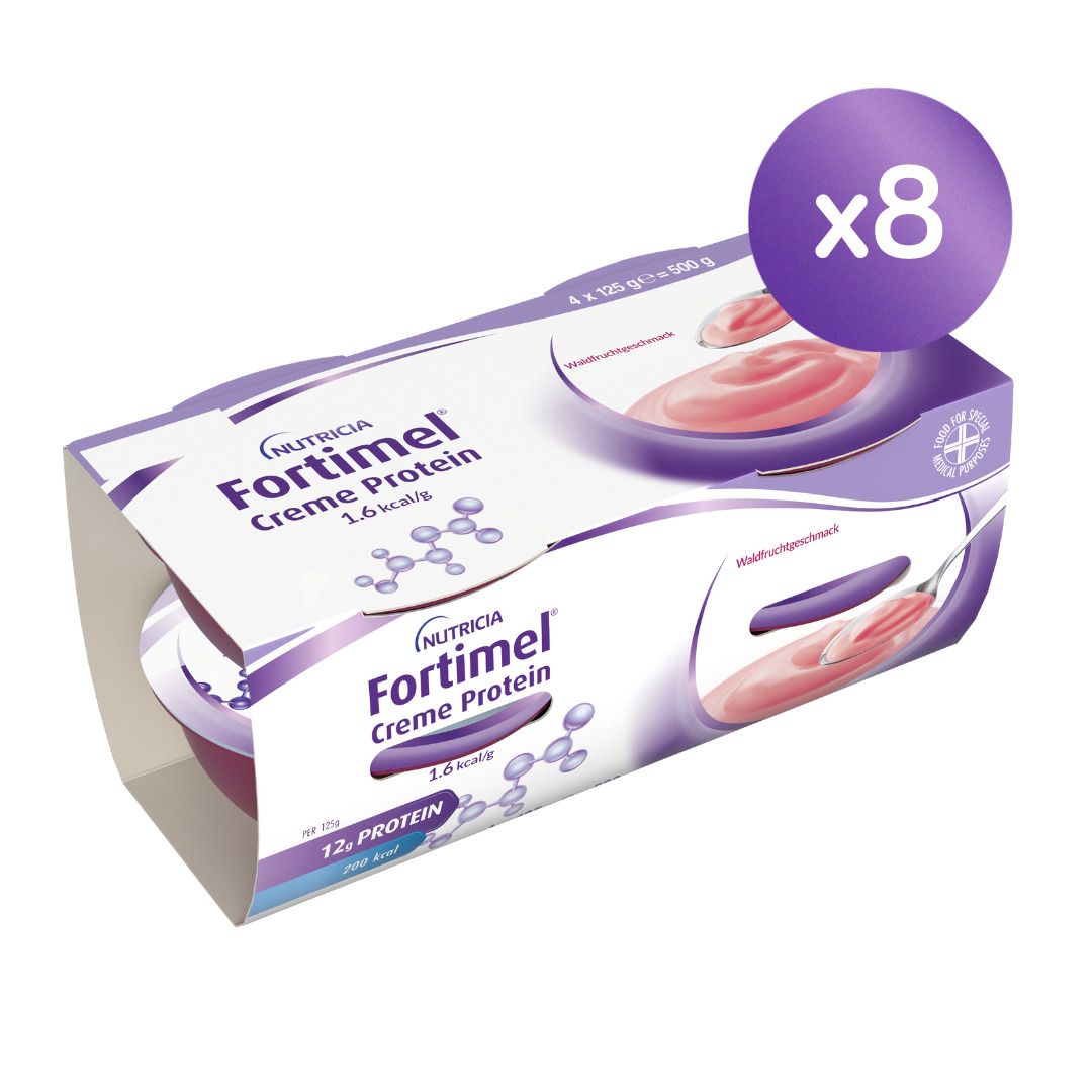 Verpackung mit acht Bechern Fortimel Creme Protein Waldfrucht. Weiß-lila Karton mit Produktnamen und Logo. Runde, lila Markierung mit "x8".