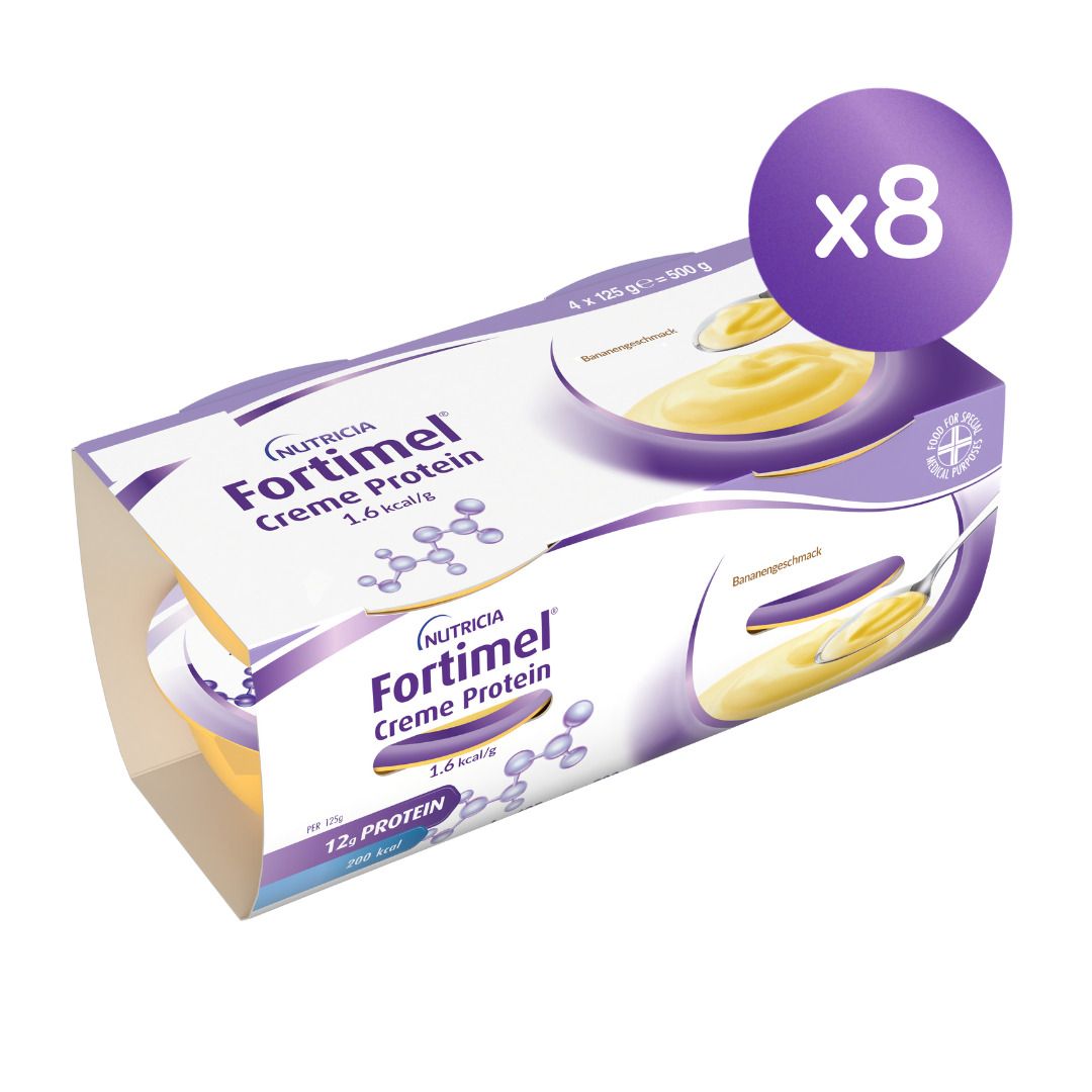 Packung mit acht Bechern Fortimel Creme Protein Banane. Einzelbecher mit gelbem Inhalt. Verpackung mit Nutricia-Logo.