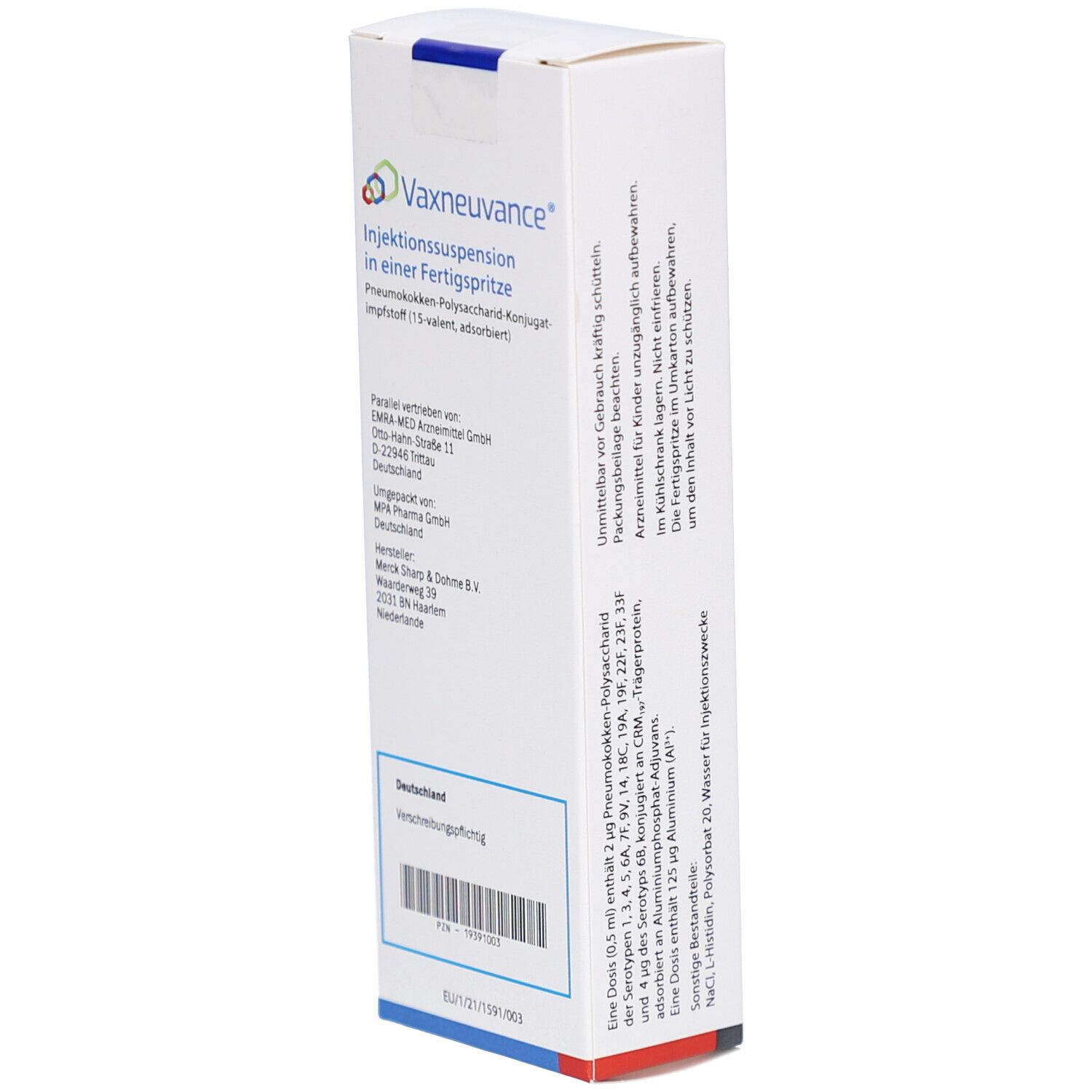 Weiße Verpackung von Vaxneuvance Injektionssuspension in einer Fertigspritze. Rückseite mit Text und Barcode. Herstellerinformationen.