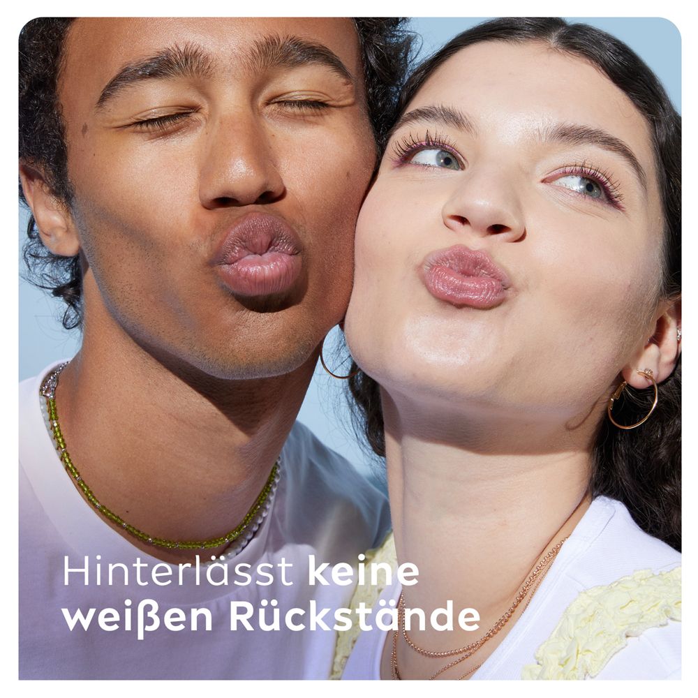 Junge Frau und Mann küssen sich, Labello SUN PROTECT hinterlässt keine weißen Rückstände.