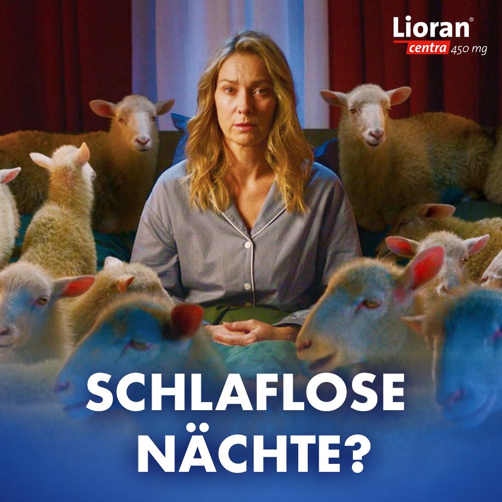 Frau mit Schafen im Bett. Text: SCHLAFLOSE NÄCHTE?