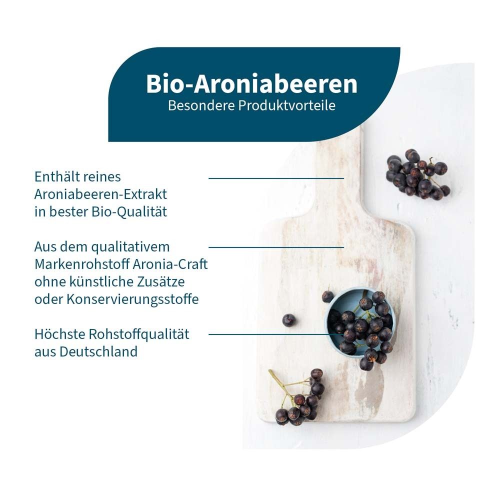 Holzbrett mit Aroniabeeren und Text. Text: Bio-Aroniabeeren, reines Extrakt, Aronia-Craft, höchste Rohstoffqualität.