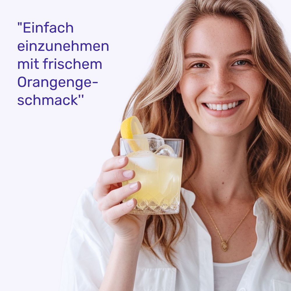 Frau mit Glas. Text: Einfach einzunehmen mit frischem Orangengeschmack. Glas mit Flüssigkeit und Zitrone.