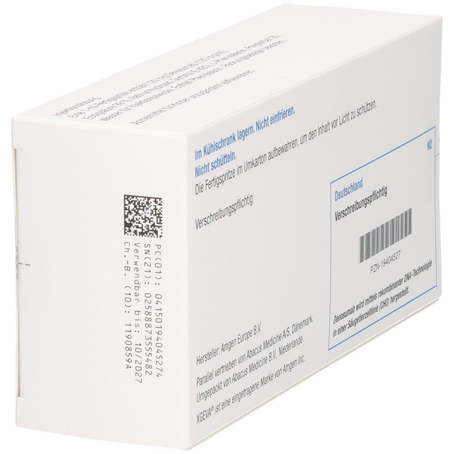 Schräge Ansicht des Kartons. Aufschrift: Verschreibungspflichtig. Herstellerinformationen. Barcode und QR-Code.