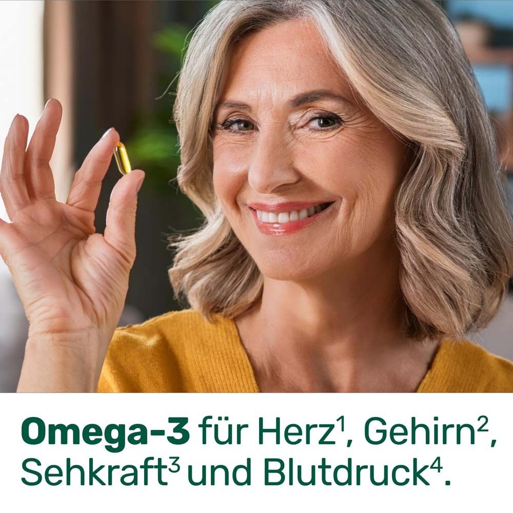 Frau hält eine Kapsel. Text: Omega-3 für Herz, Gehirn, Sehkraft und Blutdruck.