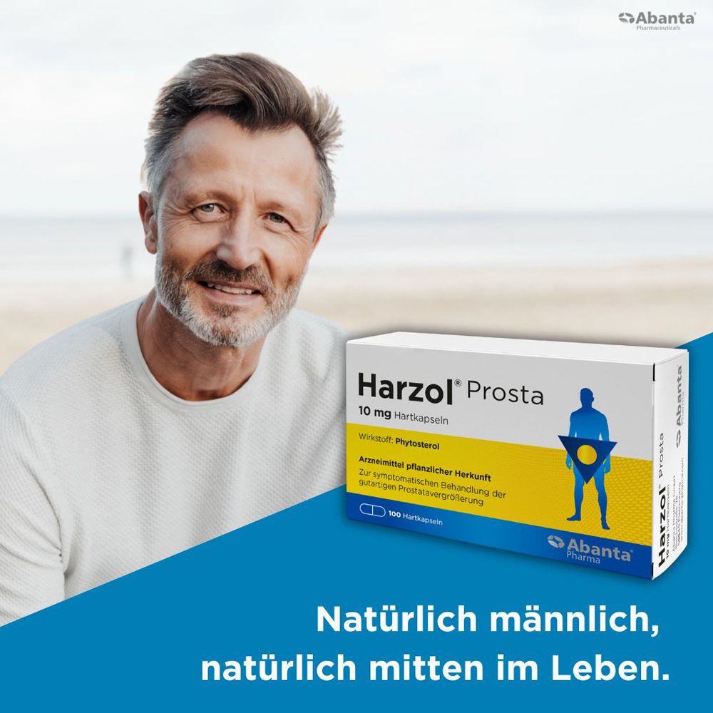 Mann lächelt am Strand, mit Harzol Prosta 10 mg Hartkapseln Verpackung, unter dem Slogan 'Natürlich männlich, natürlich mitten im Leben'.