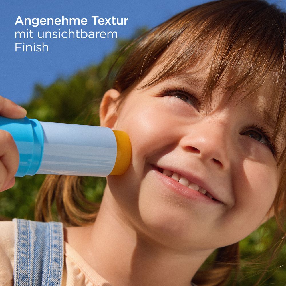 Sonnenstick wird auf Kinderwange aufgetragen. Text: Angenehme Textur mit unsichtbarem Finish.