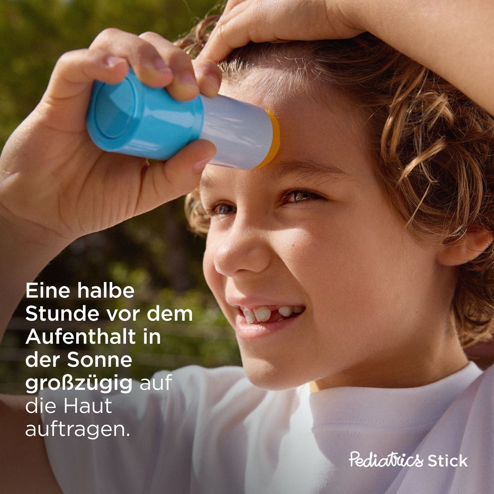 Kind trägt Sonnenstick auf. Text: Eine halbe Stunde vor dem Aufenthalt in der Sonne auftragen. Pediatrics Stick.