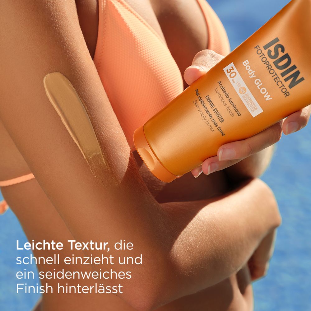 Person trägt Sonnencreme auf. Text: Leichte Textur, die schnell einzieht und ein Finish hinterlässt.