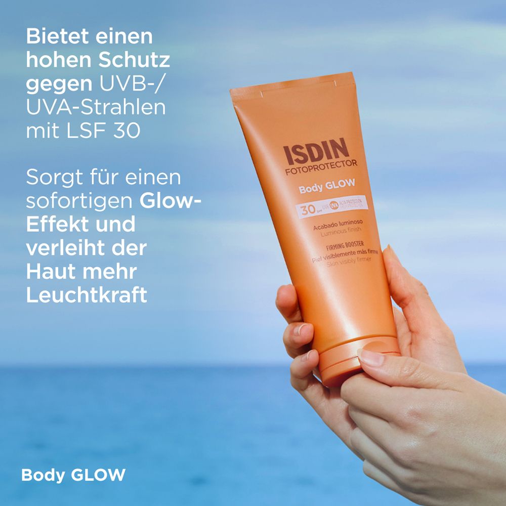 Hand hält Tube ISDIN Body Glow. Text: Schutz vor UVB/UVA-Strahlen mit LSF 30.