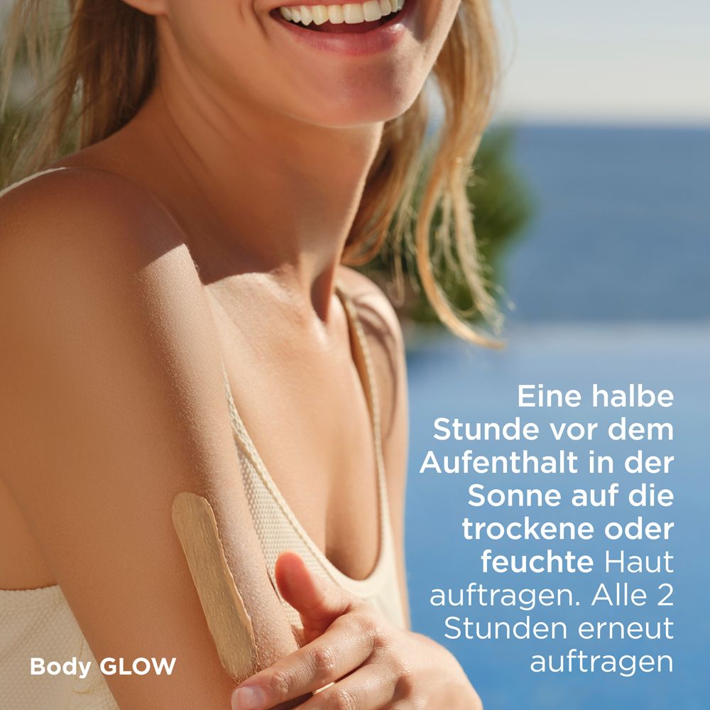 Frau trägt Sonnencreme auf. Text: 30 Minuten vor dem Sonnenbaden auftragen, alle 2 Stunden wiederholen.