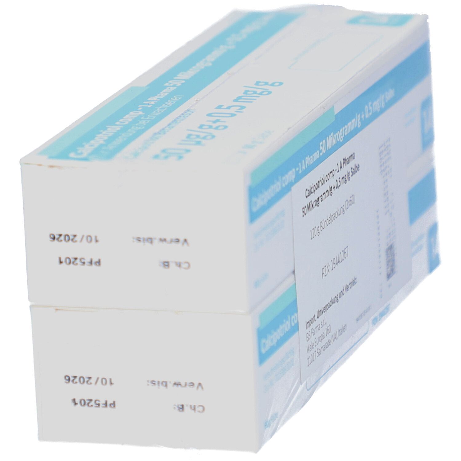 Zwei verpackte Kartons CALCIPOTRIOL comp -1A Pharma 50 Mikrogramm/g + 0,5 mg/g Salbe. Weiße Verpackung mit blauer Schrift.