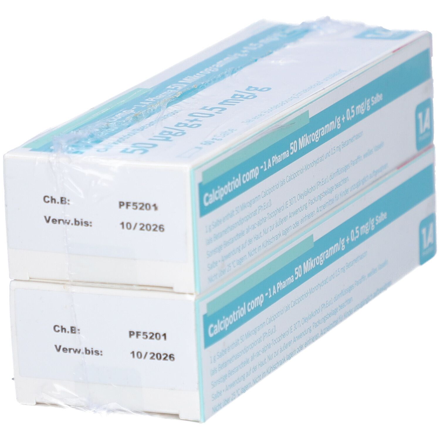 Zwei verpackte Kartons CALCIPOTRIOL comp -1A Pharma 50 Mikrogramm/g + 0,5 mg/g Salbe. Weiße Verpackung mit blauer Schrift.