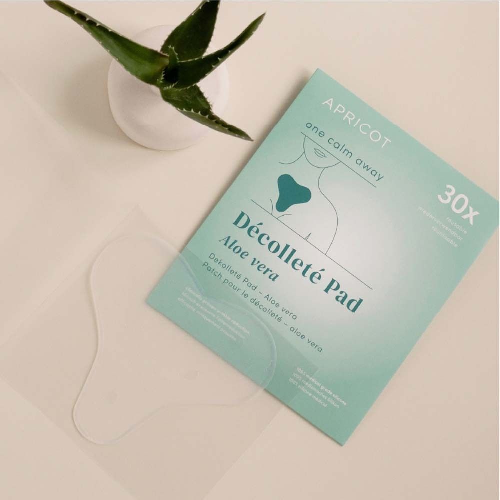 Verpackung und Dekolleté Pad. Text: Décolleté Pad Aloe vera. Marke APRICOT. Grün-weiße Farbgebung.