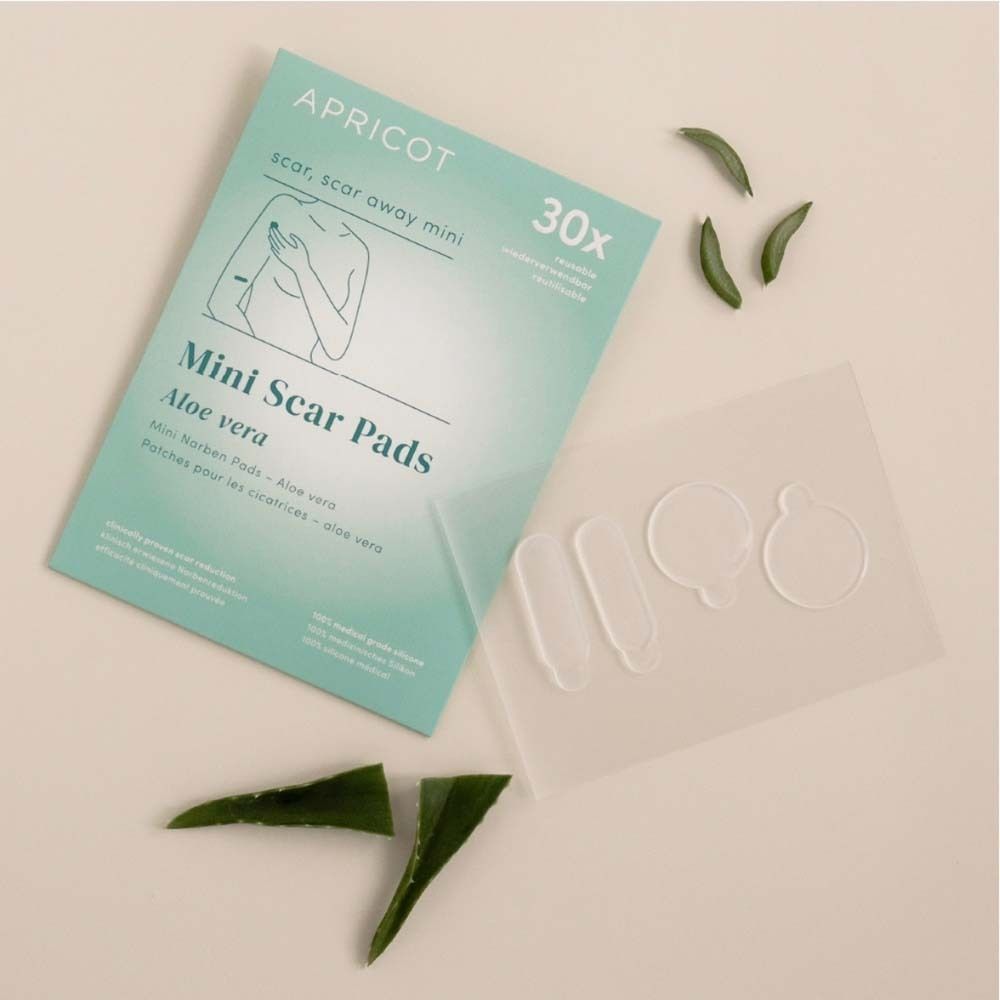Packung mit APRICOT Mini Narben Pads und Aloe Vera Blättern. Pads in verschiedenen Formen.