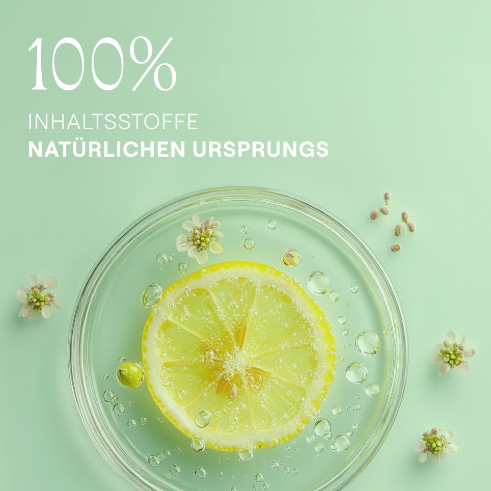 Zitrone in einer Petrischale mit Blüten und Wassertropfen. Text: 100% Inhaltsstoffe natürlichen Ursprungs.