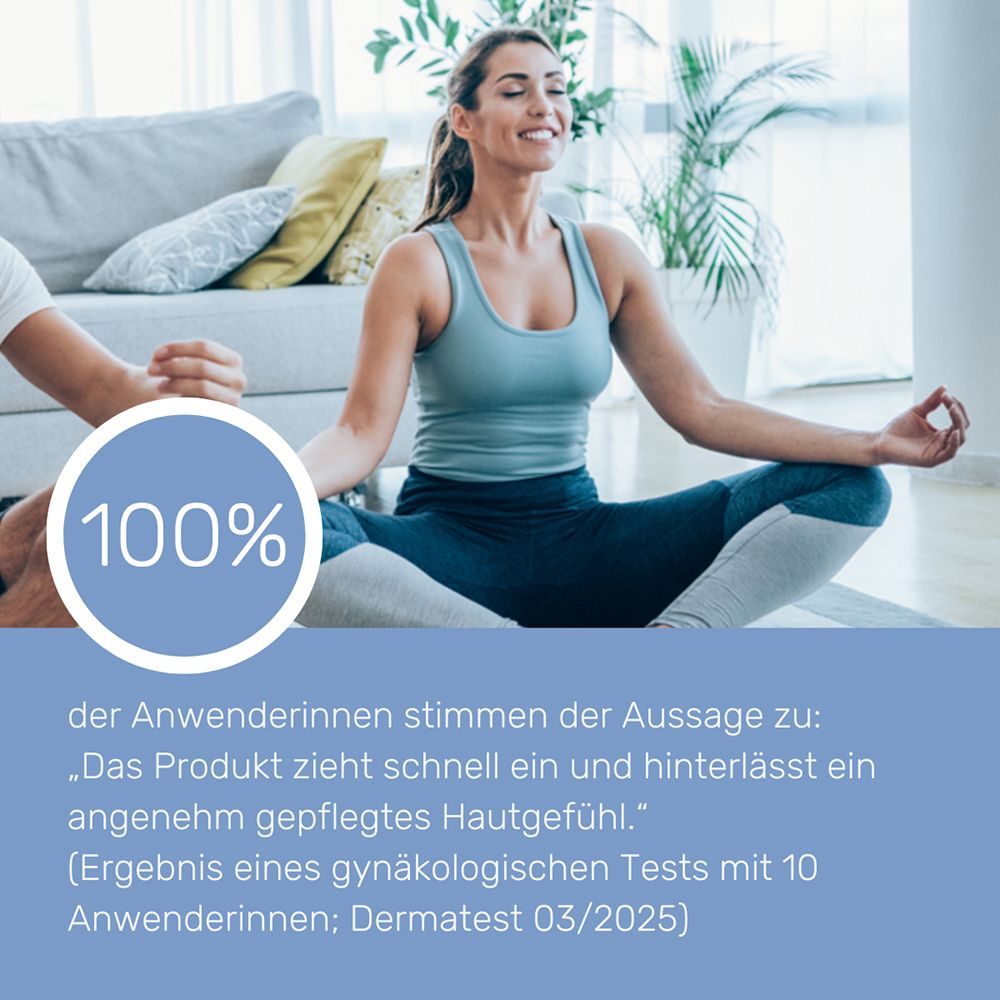 Frau in Meditationshaltung mit geschlossenen Augen, entspannt.