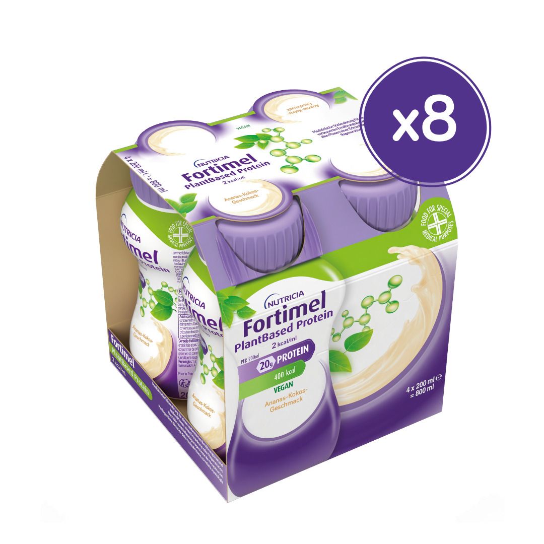 Packung mit 8 Flaschen. Jede Flasche hat einen lila Deckel und das Logo von Fortimel PlantBased Protein.