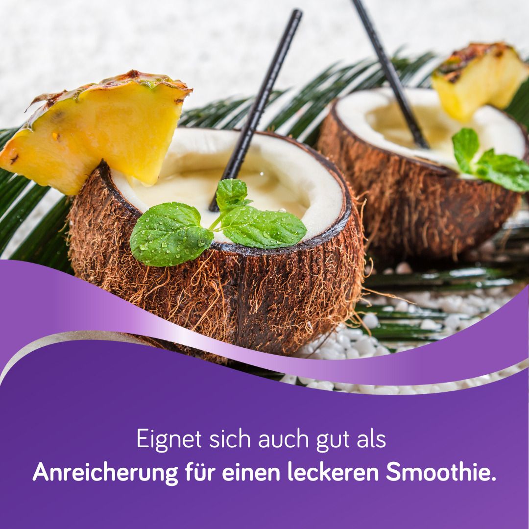 Zwei Kokosnüsse mit Smoothie. Dekoriert mit Ananas und Minze. Text: Eignet sich auch gut als Anreicherung.