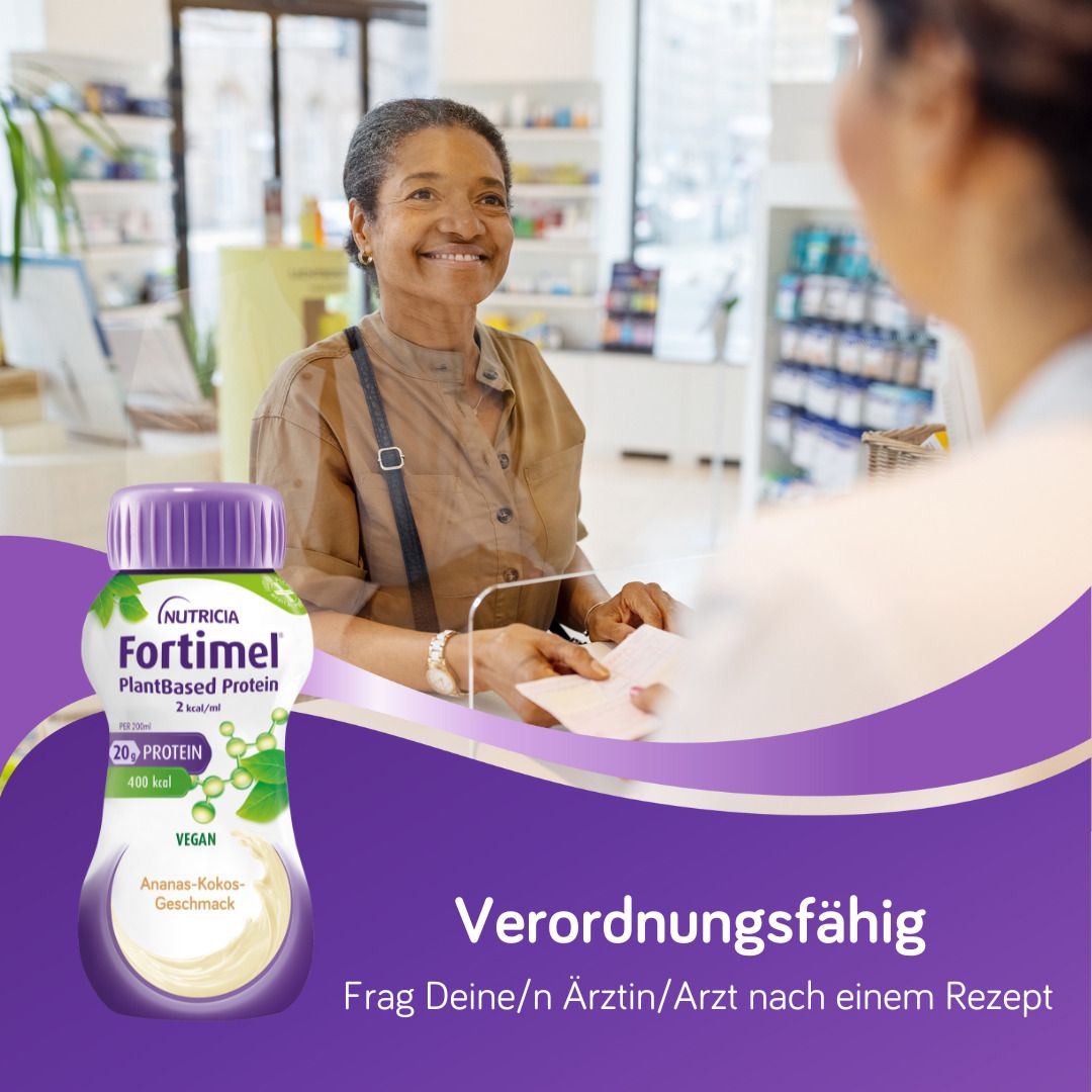 Frau in Apotheke mit Flasche Fortimel PlantBased Protein. Text: Verordnungsfähig. Fragen Sie Ihren Arzt.