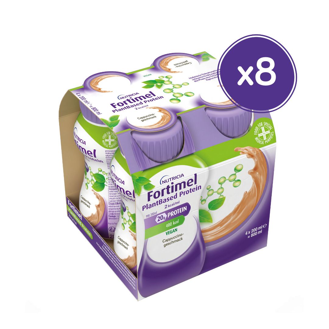 Packung mit 8 Flaschen Fortimel PlantBased Protein Cappuccino. Lila und grüne Verpackung. Aufschrift: x8.