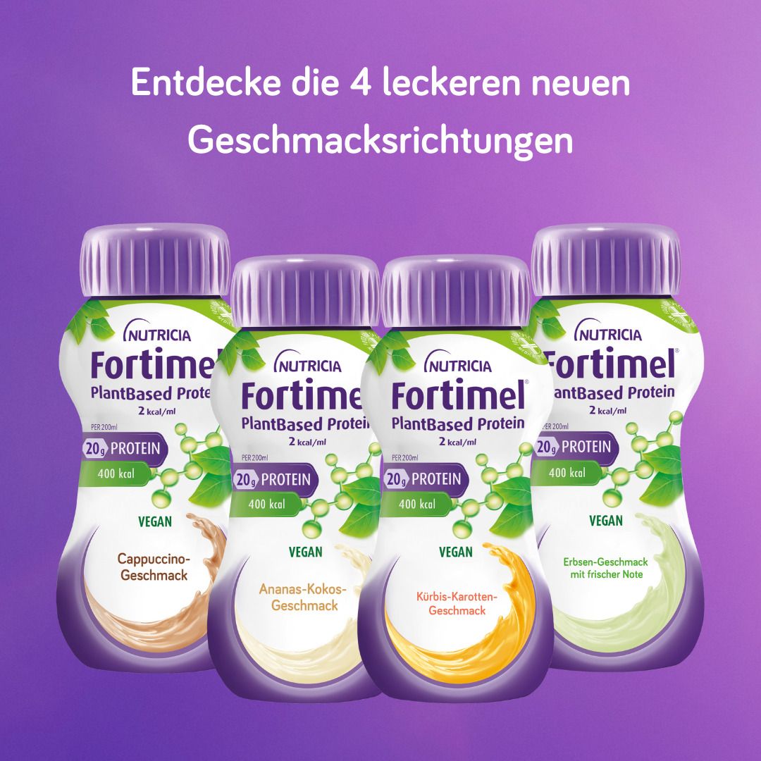 Vier Flaschen Fortimel PlantBased Protein in verschiedenen Geschmacksrichtungen. Aufschrift: 20g Protein, 400 kcal, Vegan.