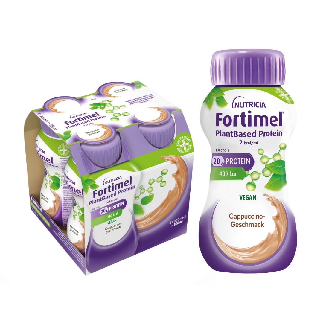 Packung mit 4 Flaschen. Einzelne Flasche mit lila Deckel. Aufschrift: Fortimel PlantBased Protein Cappuccino.