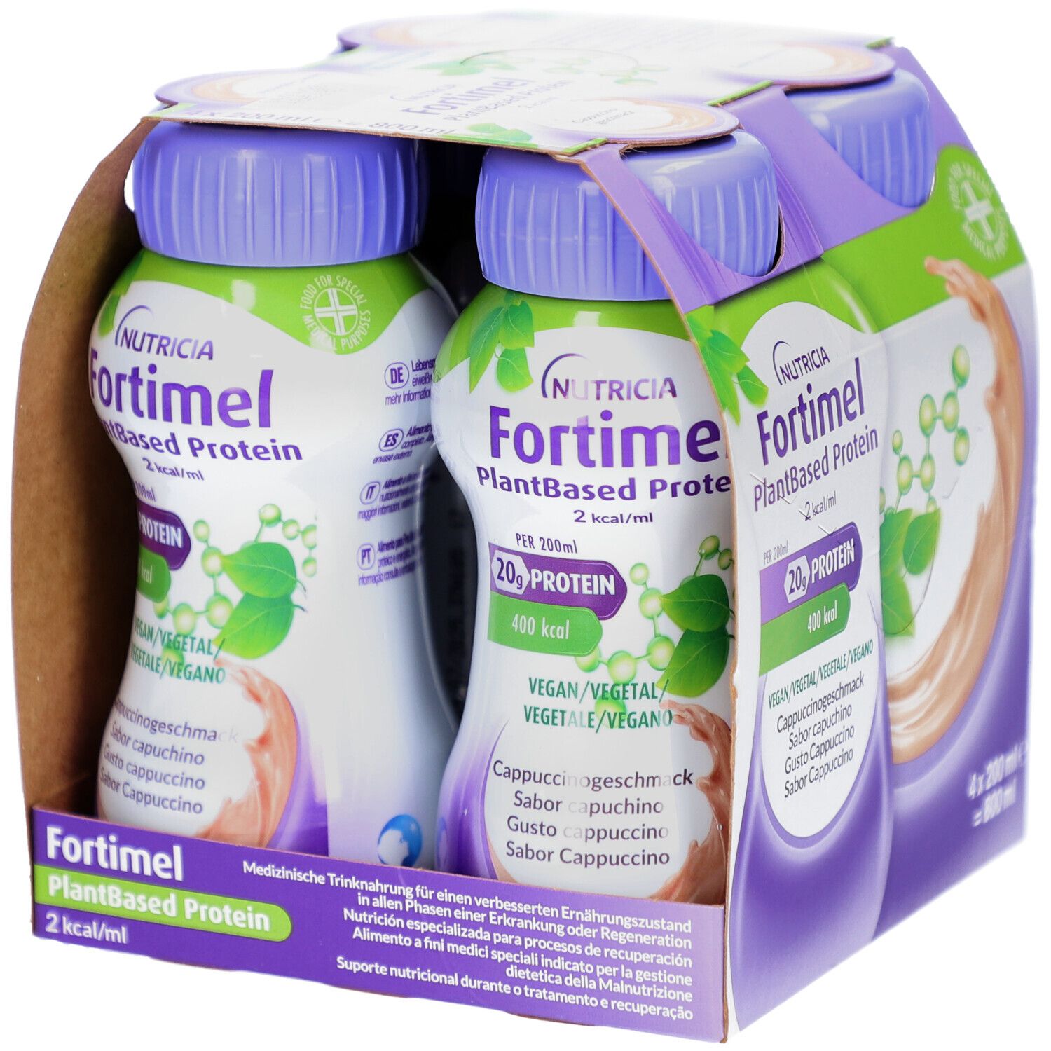 Packung mit vier Flaschen FORTIMEL PlantBased Protein Cappuccino. Flaschen mit lila Deckeln. Aufdruck mit Produktinformationen.