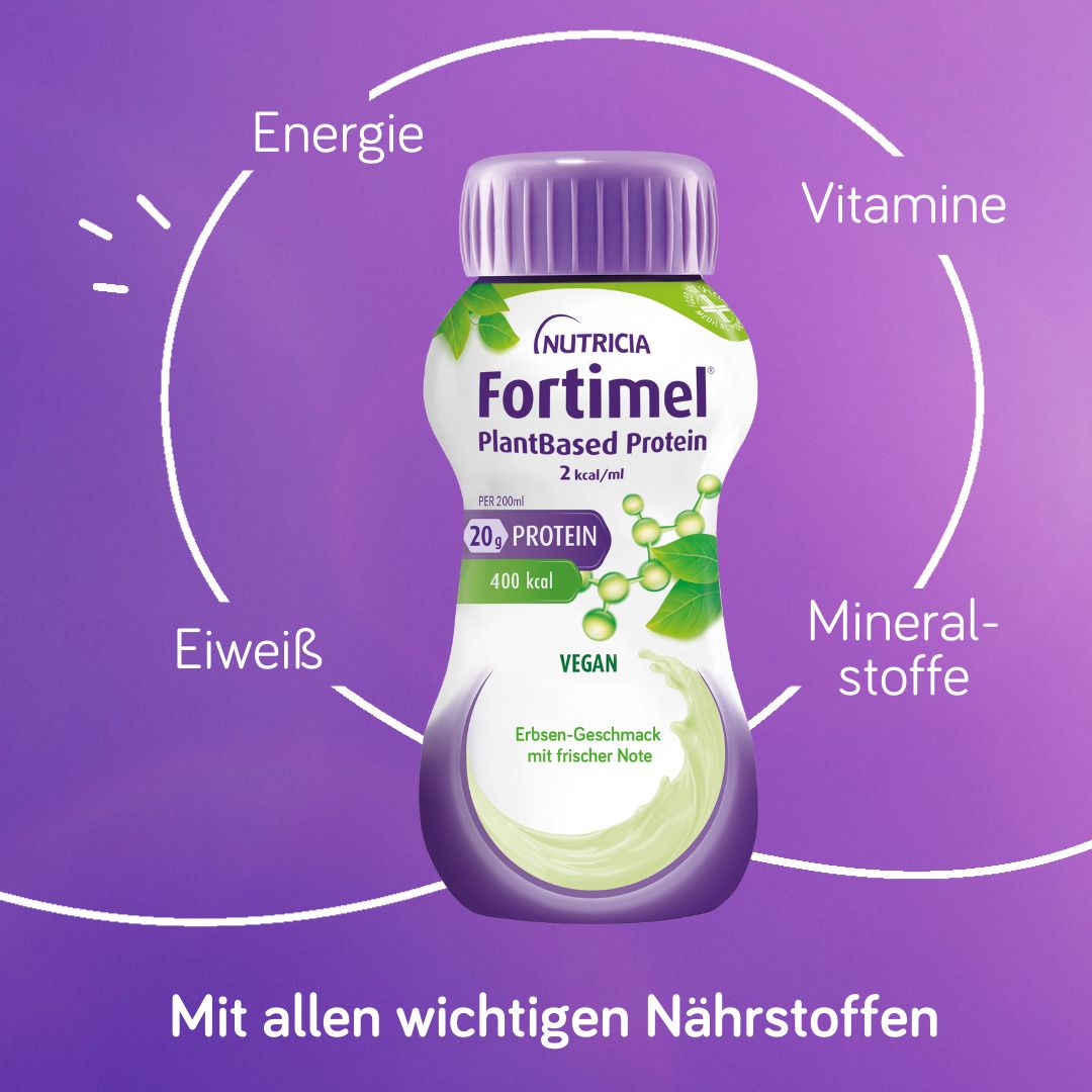 Flasche FORTIMEL PlantBased Protein, lila Deckel. Enthält Energie, Eiweiß, Vitamine und Mineralstoffe.