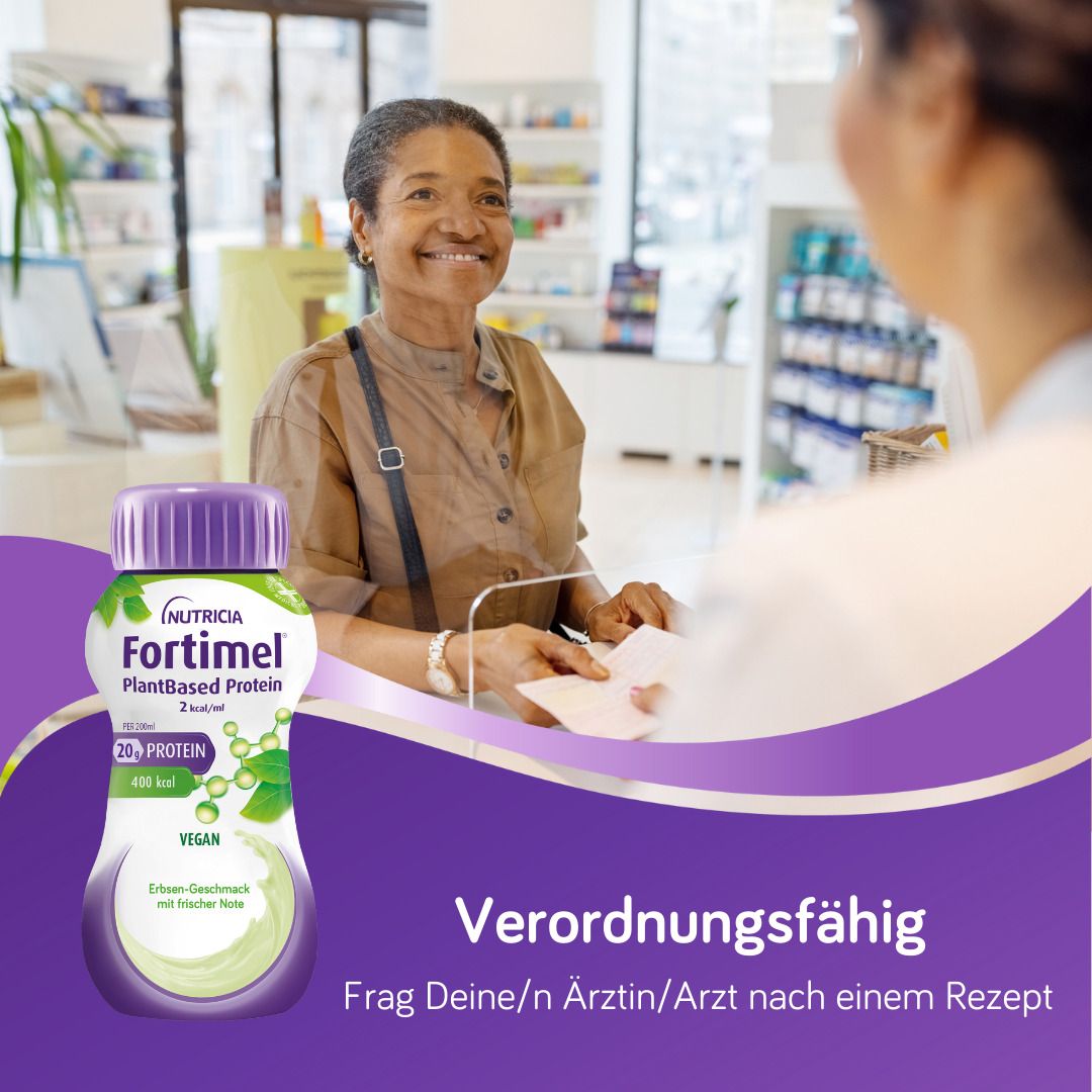 Frau in Apotheke mit FORTIMEL PlantBased Protein. Verordnungsfähig. Fragen Sie Ihren Arzt nach einem Rezept.