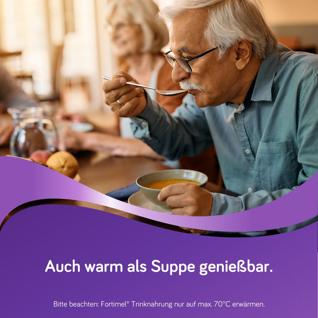 Älterer Mann isst Suppe. Text: Auch warm als Suppe genießbar. Fortimel Trinknahrung nur max. 70°C erwärmen.
