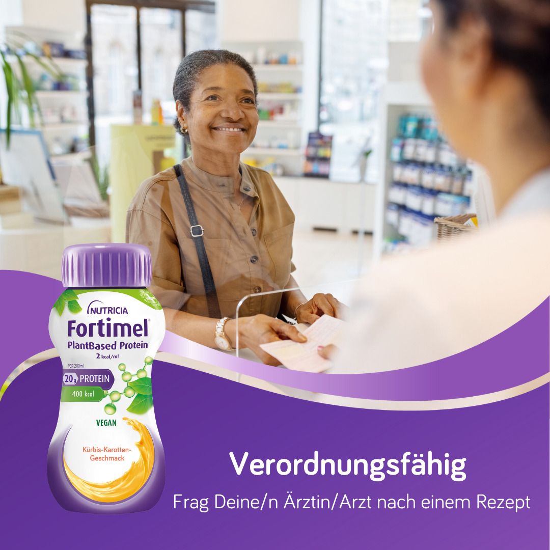 Frau in Apotheke. Fortimel PlantBased Protein Flasche. Verordnungsfähig. Fragen Sie Ihren Arzt nach einem Rezept.