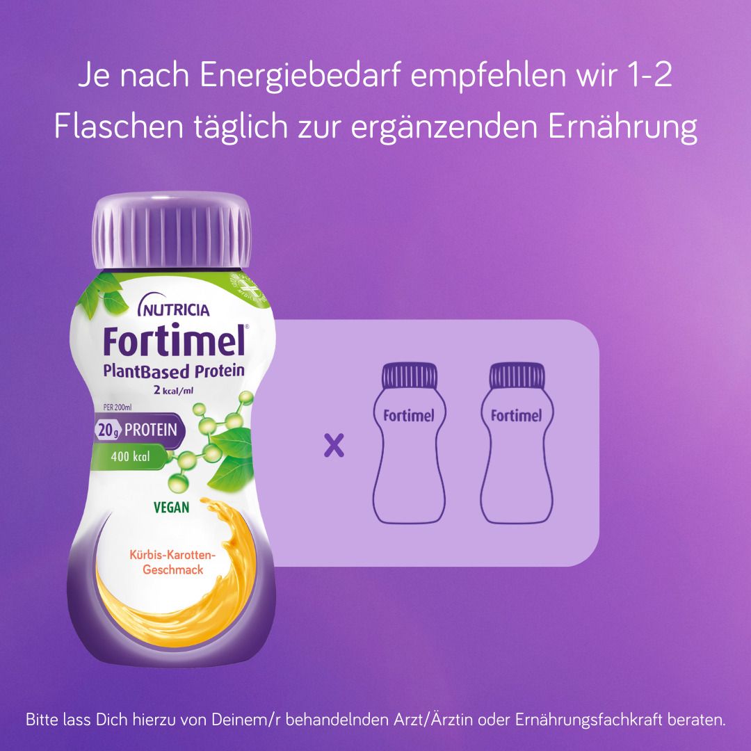 Eine Flasche Fortimel PlantBased Protein neben zwei weiteren Flaschen. Empfehlung: 1-2 Flaschen täglich.